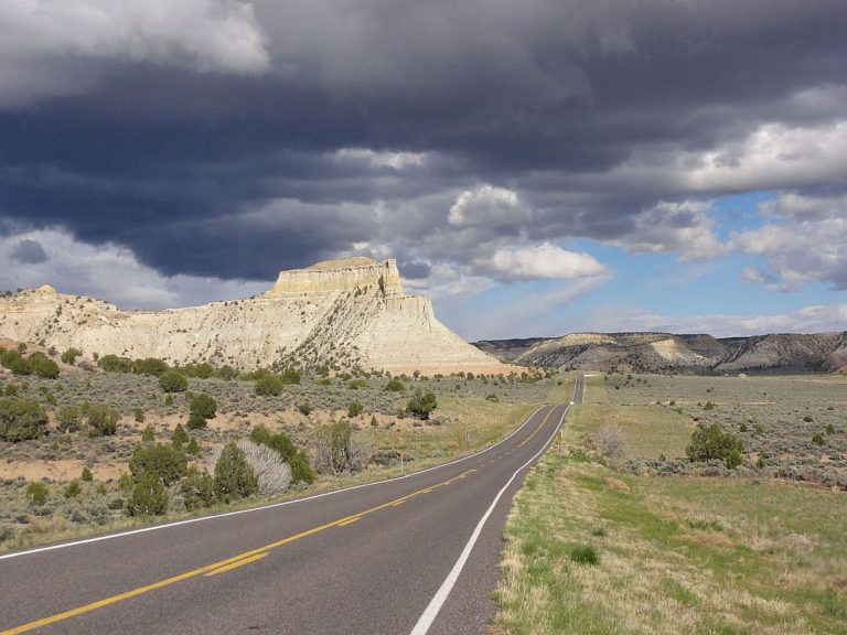 Oblaki nad tipično ameriško cesto