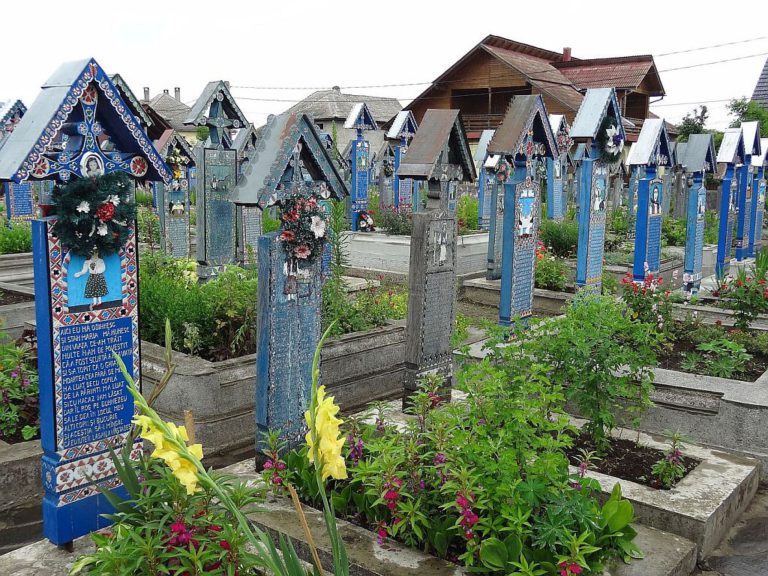 Lepo urejeni in poslikani grobovi