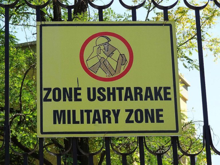 Ministrstvo za obrambo zraven cerkve