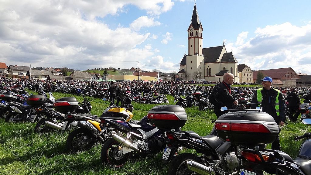 Mirna Peč – Cerkev