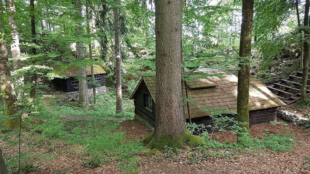 Skrito pred sovragi…