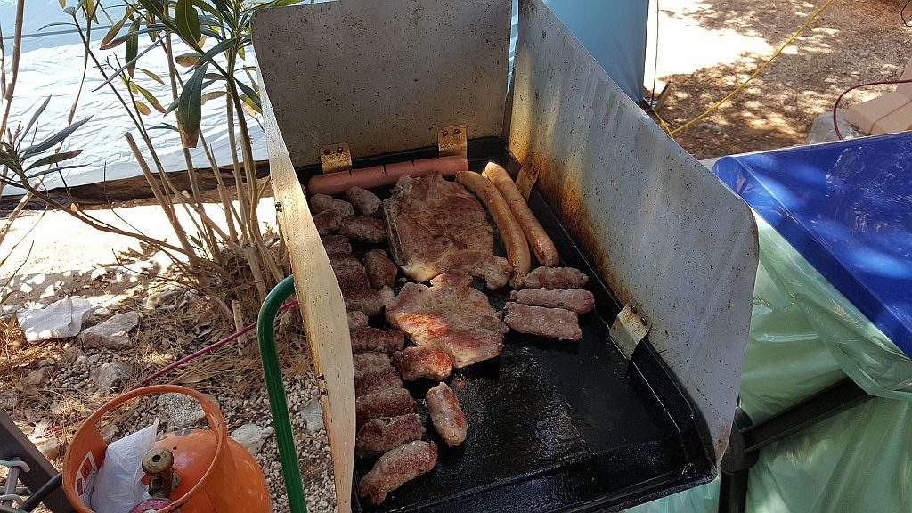 Ma je dobru k sam hudič…