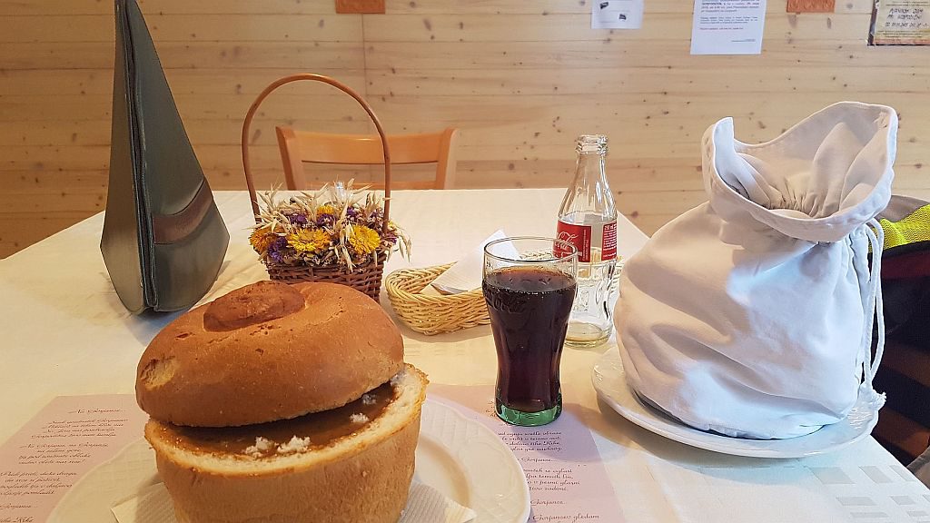 Odličen golaž v kruhovi skodelici