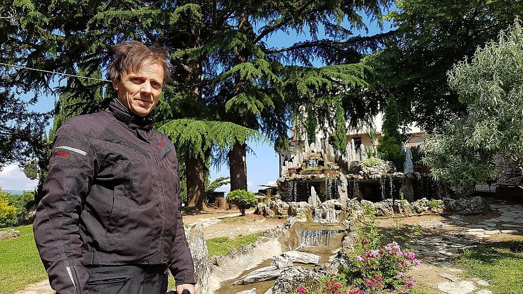 Takle bom imel doma…