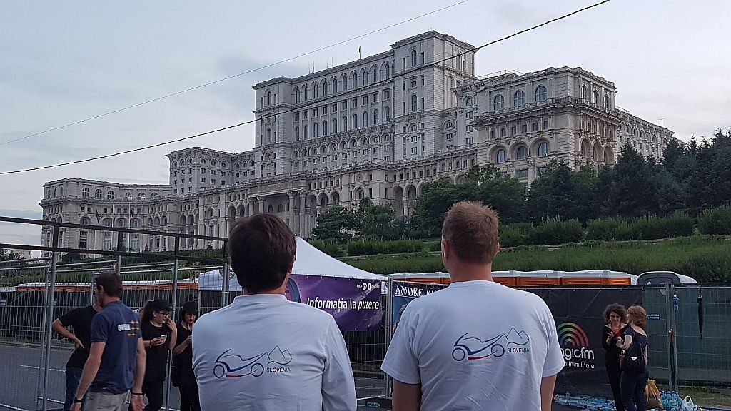 sLOVEnija in protestniki