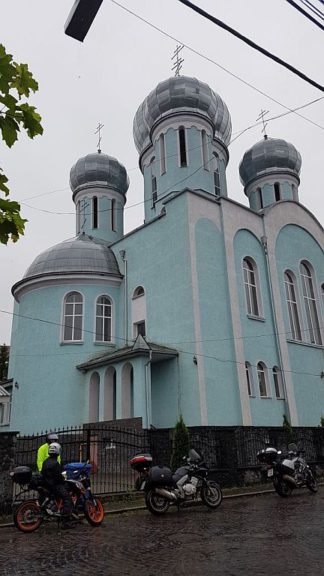 Kratek postanek, na dežju…