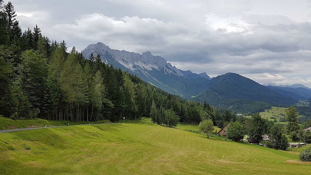 Med Železno Kaplo in Borovljami