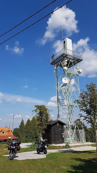 Mali stolp v bližina Puha