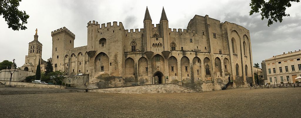 Papeževa palača v Avignonu