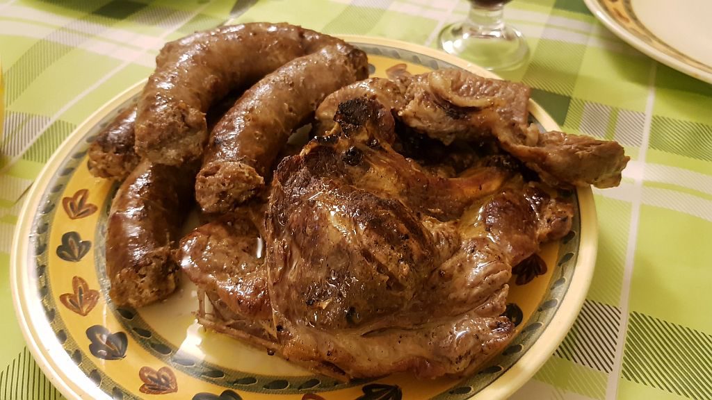 Vendarle malo pravega mesa