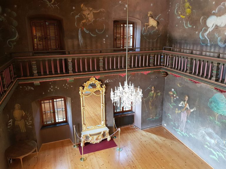 Poslikana črna soba