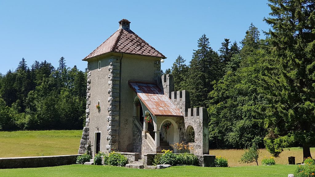 Eden od ostalih stolpov