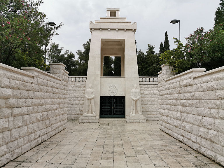 Spomenik partizanu borcu