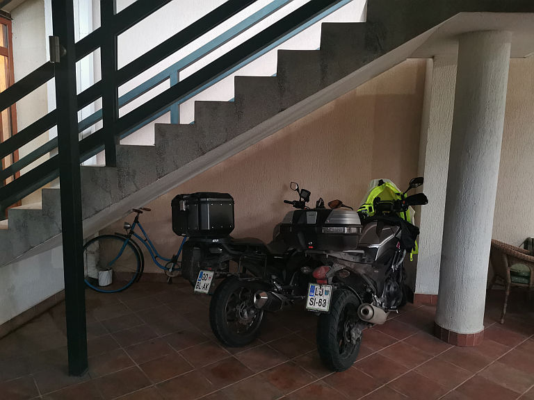 Na varnem pod streho